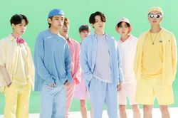 Trang phục của BTS bán đấu giá được 162.500 USD