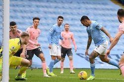 Cuộc đua vô địch Ngoại hạng Anh: Liverpool phả siêu áp lực vào gáy MU và Man City