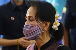 Tình hình Myanmar: Binh sĩ triển khai ngoài tòa thị chính Yangon, Internet bị gián đoạn; Truyền hình quốc gia ngừng phát sóng