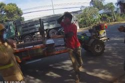 Liên tiếp cảnh sát giao thông bị người vi phạm tấn công