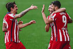 Suarez sút phạt thần sầu, Atletico bỏ xa Real 10 điểm