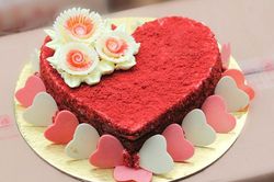 Nguy cơ nhiễm độc từ đồ trang trí nhựa và hoa tươi trên bánh