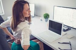 Dân công sở ngồi sai tư thế khiến sức khỏe bị ảnh hưởng lớn