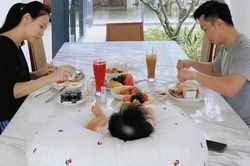 Đàm Thu Trang lái xe sang đưa ái nữ đi chơi trong khi Cường Đô La lại âm thầm làm việc này cho hai mẹ con