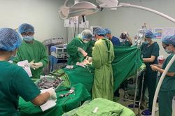 Cần Thơ: Một phụ nữ tự dùng dao Thái Lan đâm thấu tim được cứu sống