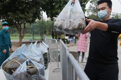 'Tôi vào khu cách ly, ăn Tết cùng con'