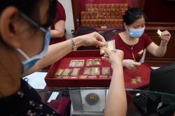 Giá vàng miếng vượt mốc 57 triệu/lượng