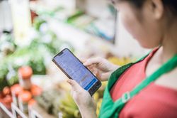 Ngại chen lấn, người tiêu dùng chọn đi chợ Tết online