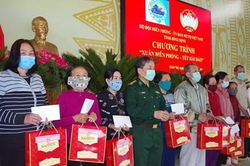 BĐBP tỉnh Bình Định tặng quà cho gia đình chính sách và người dân nghèo