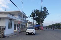 Có trạm chờ, dân vẫn phải... chờ!