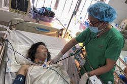 Cứu sống nam thanh niên dùng dao tự đâm, tim ngừng đập khi đang mổ