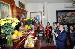 Thủ tướng dâng hương các lãnh đạo tiền bối của Đảng, Nhà nước