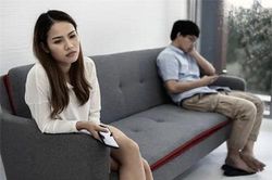 Tủ trang điểm của vợ khóa kỹ khiến tôi sinh nghi nên đã gọi thợ mở và choáng váng với những thứ bên trong