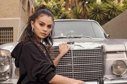 Selena Gomez trang điểm cá tính, tạo dáng cực ngầu bên siêu xe