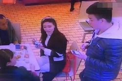 Xin làm quen 'vợ người ta' bất chấp chồng ngồi cạnh, hành động sau đó của nam thanh niên còn phẫn nộ hơn