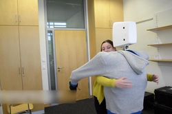 Độc đáo robot biết ôm, động viên tinh thần con người tại Đức