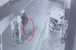 Phẫn nộ gã thanh niên vác xẻng đánh phụ nữ sau va chạm giao thông