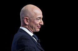 Jeff Bezos định ngày từ chức CEO Amazon