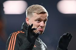 Van de Beek tệ nhất đội hình MU trong trận thắng 9-0