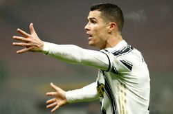 Pirlo: 'Chẳng có điều khoản nào ngăn tôi thay Ronaldo'