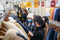Người trẻ Hà Nội bắt đầu xuống phố mua sắm Tết