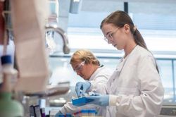 Lãnh đạo Nhóm Vaccine Oxford hé lộ tin vui