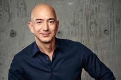 Tỷ phú Bezos bất ngờ từ chức CEO Amazon