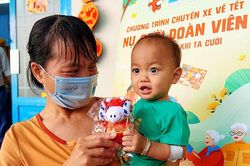 Tặng quà, vé xe cho hàng trăm người về quê đón Tết