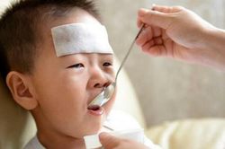 Nhồi nhét con ăn, cha mẹ hối hận vì suýt đẩy trẻ đến cửa tử
