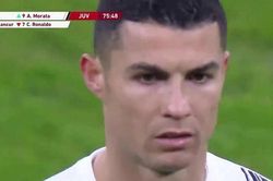Ronaldo lắc đầu nguầy nguậy khi bị thay ra trận Juventus thắng Inter Milan 2-1