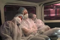'Con biết mẹ phải tiếp bệnh nhân COVID-19 suốt đêm, con thương mẹ lắm'