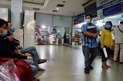 Cận cảnh người dân đi trả vé tàu về Tết ở ga Sài Gòn