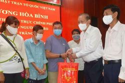 Phó Thủ tướng Trương Hòa Bình tặng quà Tết ở Sóc Trăng