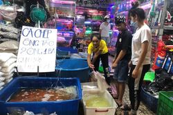 Tối muộn, người TPHCM tranh thủ mua cá chép cúng ông Táo