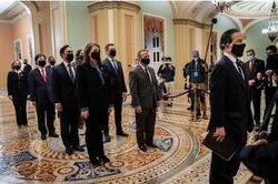Ông Trump bị tố 'chĩa khẩu đại bác đã nạp đạn' vào Quốc hội