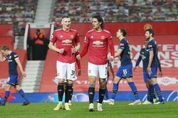 MU đại thắng, tin dữ Cavani ập đến