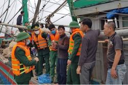 Tàu cá bốc cháy dữ dội, 8 thuyền viên nháo nhào nhảy xuống biển
