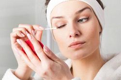 Tăm bông - vật dụng hỗ trợ chị em làm đẹp