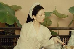 Lệ Quyên hóa nàng Kiều duyên dáng, không hở chút nào mà vẫn quyến rũ vô cùng