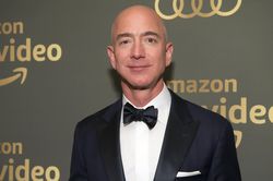 Tỷ phú Jeff Bezos thôi làm CEO Amazon