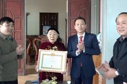 Trao huy hiệu 70 năm tuổi Đảng cho đảng viên tại huyện Hạ Hòa