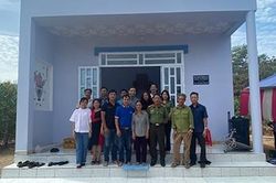 Tặng Nhà nghĩa tình đồng đội cho gia đình có hoàn cảnh khó khăn