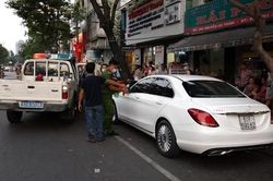 TPHCM: Thấy thanh niên lắc lư trong ô tô, công an kiểm tra thu giữ ma túy