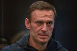 Navalny hầu tòa, lĩnh án gần 3 năm tù giam