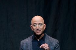 Tỷ phú Jeff Bezos từ chức giám đốc điều hành tập đoàn Amazon