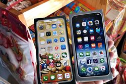 Người Sài Gòn mua 'ô tô điện, iPhone, iPad' cúng ông Công, ông Táo