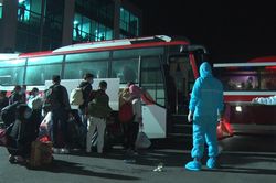 Trắng đêm đưa 500 công nhân ở Chí Linh vào nơi cách ly tập trung
