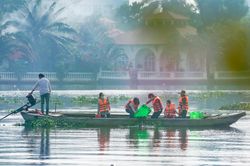 Thuê thuyền ra giữa sông thả cá chép tiễn ông Táo ở TP.HCM