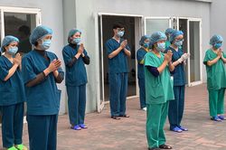 Bác sĩ và bệnh nhân làm lễ tiễn Táo quân