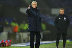 Mourinho khiêu khích Tuchel: 'Vô địch với Chelsea chẳng có gì khó'